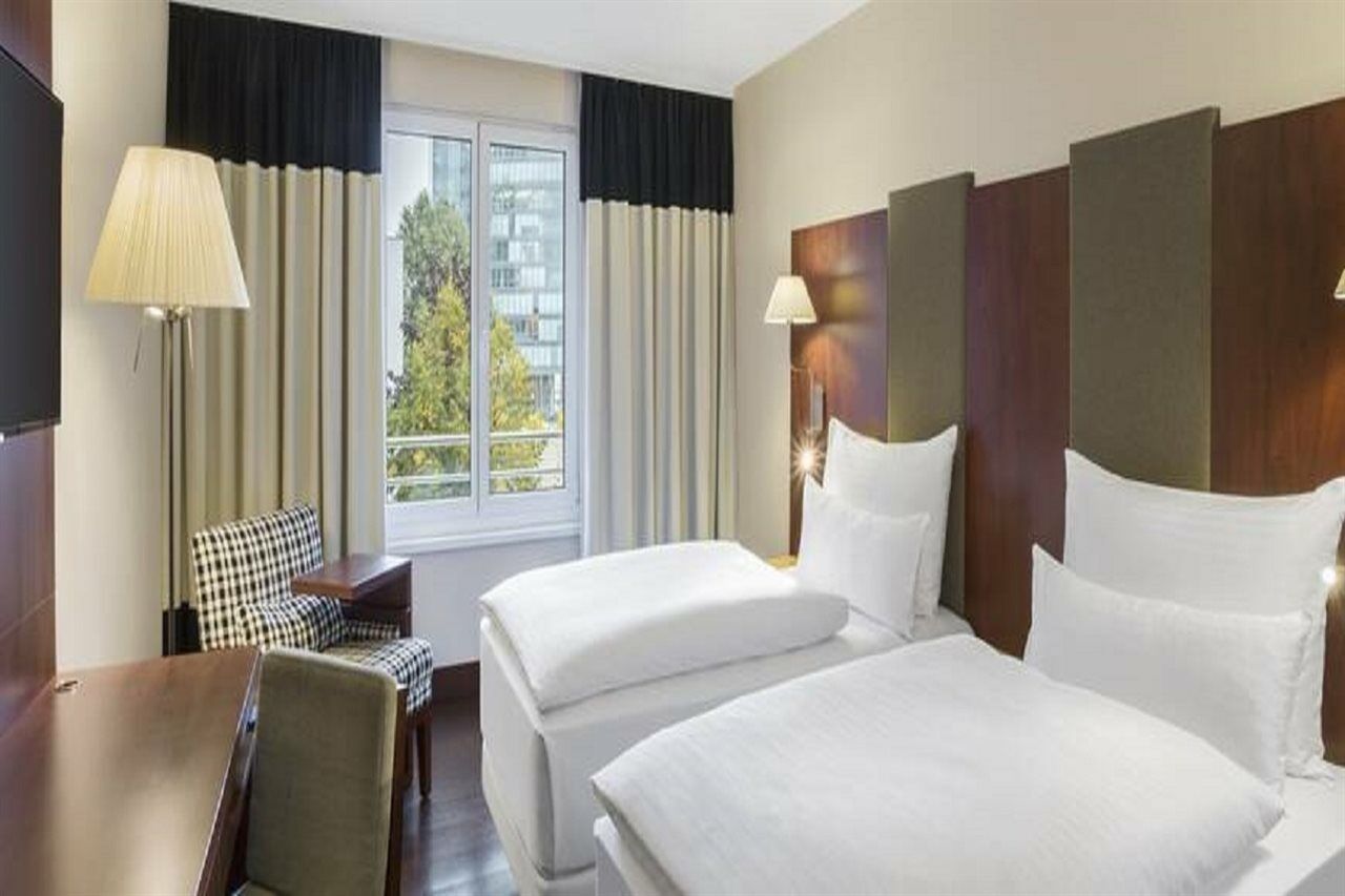 Nh Vienna Airport Conference Center Hotel Schwechat Exterior photo Room at the hotel
