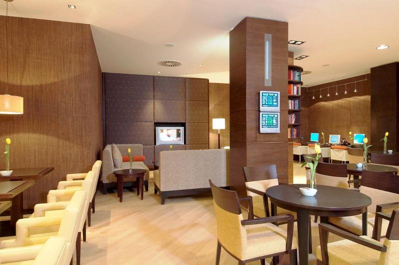 Nh Vienna Airport Conference Center Hotel Schwechat Exterior photo Interior of a modern hotel